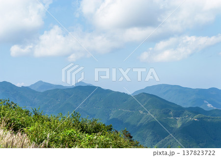 棒ノ折山（棒ノ嶺）山頂からのパノラマ展望、幾重にも重なる稜線と秋の白い雲 137823722