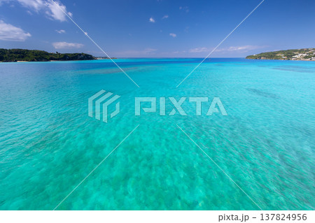 沖縄県国頭郡今帰仁村/名護市　沖縄本島方面と古宇利島を結ぶ古宇利大橋から眺める古宇利ブルーの海 137824956