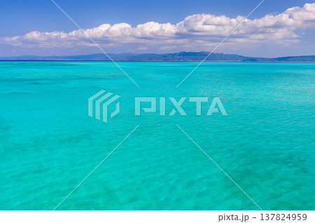 沖縄県国頭郡今帰仁村/名護市　沖縄本島方面と古宇利島を結ぶ古宇利大橋から眺める古宇利ブルーの海 137824959