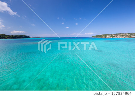 沖縄県国頭郡今帰仁村/名護市　沖縄本島方面と古宇利島を結ぶ古宇利大橋から眺める古宇利ブルーの海 137824964
