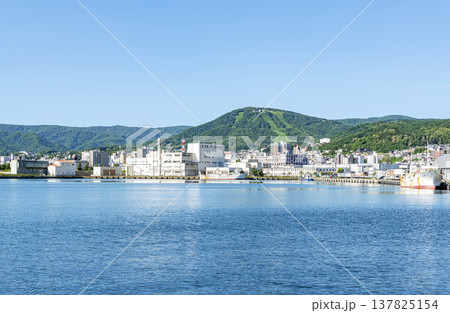 北海道小樽市 小樽のシンボル小樽天狗山と小樽の街並み 北海道小樽市 小樽のシンボル小樽天狗山と小樽の街並み 137825154