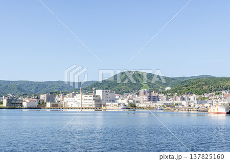北海道小樽市　小樽のシンボル小樽天狗山と小樽の街並み 137825160