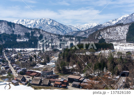 雪景色と合掌造り集落が広がる白川郷の全景(岐阜県) 雪景色と合掌造り集落が広がる白川郷の全景(岐阜県) 137826180
