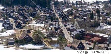 雪景色と合掌造り集落が広がる白川郷の全景(岐阜県) 雪景色と合掌造り集落が広がる白川郷の全景(岐阜県) 137826182