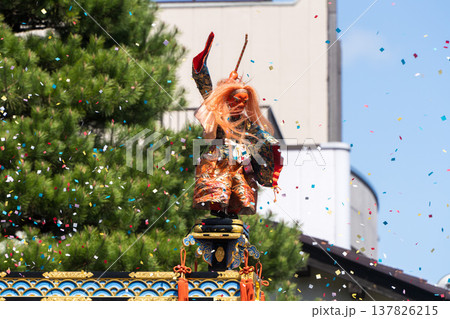 高山祭の屋台で行われるからくり人形の演舞（岐阜県高山市） 137826215