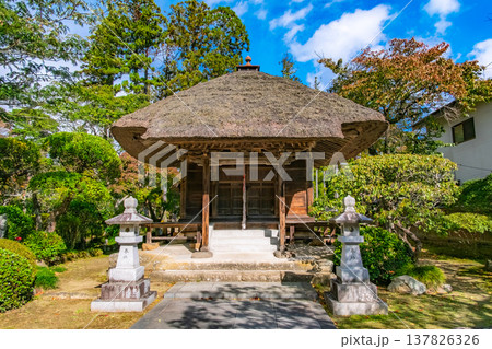 宮城県松島町 茅葺き屋根が美しい瑞巌寺の付属堂宇「三聖堂」 宮城県松島町 茅葺き屋根が美しい瑞巌寺の付属堂宇「三聖堂」 137826326