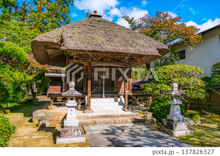 宮城県松島町 茅葺き屋根が美しい瑞巌寺の付属堂宇「三聖堂」 宮城県松島町 茅葺き屋根が美しい瑞巌寺の付属堂宇「三聖堂」 137826327
