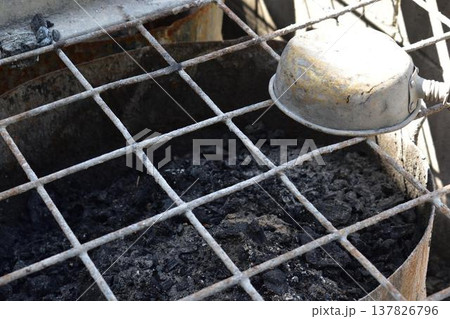 錆びた金属BBQグリルと炭の灰 錆びた金属BBQグリルと炭の灰 137826796