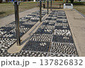 リフレクソロジー歩道の小石模様 137826832