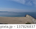 街灯と砂浜が続く海岸遊歩道 137826837