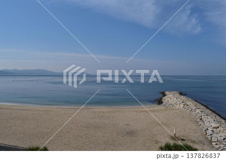 街灯と砂浜が続く海岸遊歩道 街灯と砂浜が続く海岸遊歩道 137826837