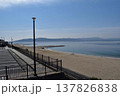 テトラポッドと護岸が続く日本の海岸線と青空 137826838