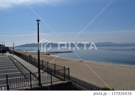 テトラポッドと護岸が続く日本の海岸線と青空 テトラポッドと護岸が続く日本の海岸線と青空 137826838