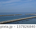 テトラポッド防波堤と海岸縦位置 137826840