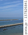 海岸道路沿いの石造り防波堤と護岸と青空 137826841