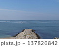 養殖筏と突き出た石造り防波堤 137826842