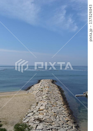砂浜と穏やかな海に伸びる石造り防波堤縦位置 砂浜と穏やかな海に伸びる石造り防波堤縦位置 137826843