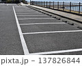 フェンスと海が見える日本の海岸沿い駐車場 137826844