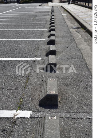 海岸駐車場に並ぶ車止め縦位置 海岸駐車場に並ぶ車止め縦位置 137826845