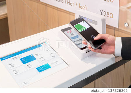 セルフレジでスマホ決済をする利用者の手元 セルフレジでスマホ決済をする利用者の手元 137826863