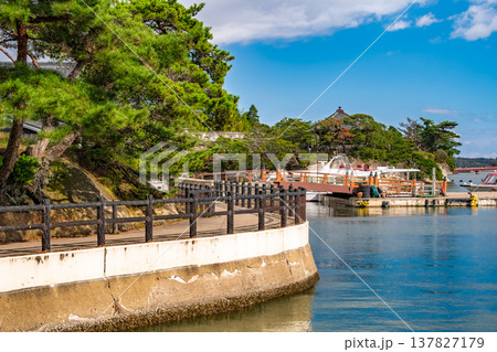 宮城県松島町 秋晴れの松島湾沿いの遊歩道と奥に見える瑞巌寺五大堂の風景 137827179