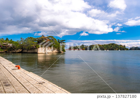 宮城県松島町 秋晴れの松島湾に浮かぶ五大堂と朱色の福浦橋 137827180