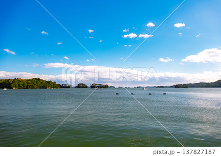 宮城県松島町 秋晴れの青空と穏やかな松島湾に浮かぶ島々の風景 137827187