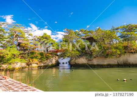 宮城県松島町 秋晴れの空と松島湾に浮かぶ日本三景のシンボル・五大堂 137827190