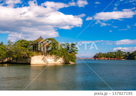 宮城県松島町 秋晴れの松島湾に浮かぶ五大堂と朱色の福浦橋 137827195