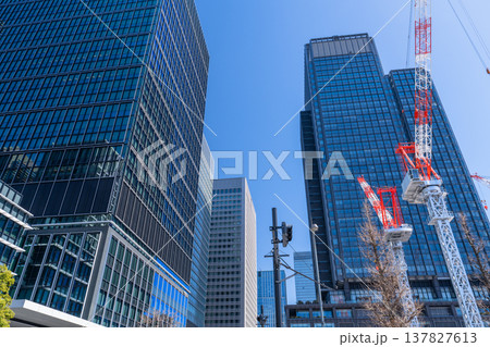 《東京都》大手町オフィス街・ビルの谷間 137827613