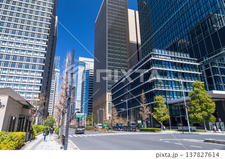 《東京都》大手町オフィス街・ビルの谷間 137827614