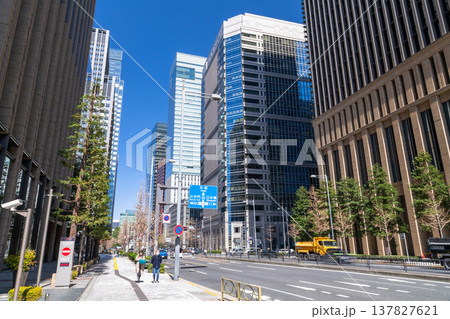 《東京都》大手町オフィス街・ビルの谷間 137827621