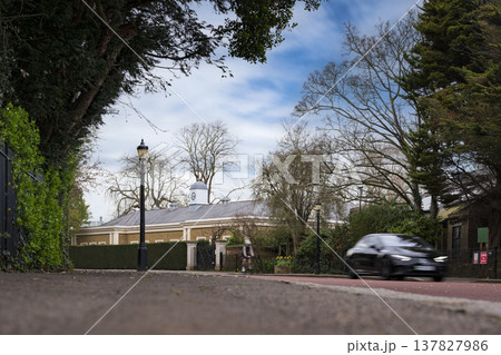 London road on edge of Regent's Park 137827986