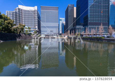 《東京都》お堀の丸の内オフィス街 《東京都》お堀の丸の内オフィス街 137828054
