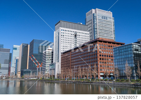 《東京都》お堀の丸の内オフィス街 《東京都》お堀の丸の内オフィス街 137828057