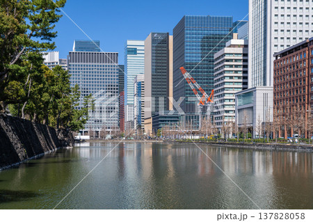 《東京都》お堀の丸の内オフィス街 137828058