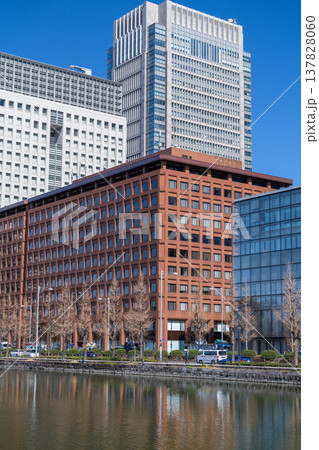 《東京都》お堀の丸の内オフィス街 137828060