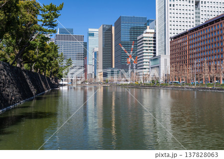 《東京都》お堀の丸の内オフィス街 137828063