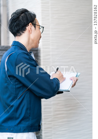 工事の前に挨拶回りをする工務店の営業マン　 137828162