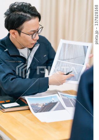 住まいの診断と修繕提案。屋根や外壁のメンテナンスについて打ち合わせをする様子 137828168