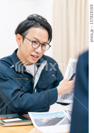 住まいの診断と修繕提案。屋根や外壁のメンテナンスについて打ち合わせをする様子 137828169