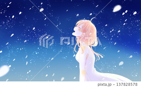 笑顔のワンピースの女性　夏　夜　花吹雪　横長 137828578