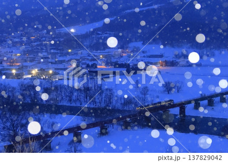 雪降る根室本線 137829042