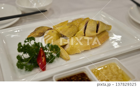 広東料理の白切鶏(蒸し鶏)プレート 広東料理の白切鶏(蒸し鶏)プレート 137829325