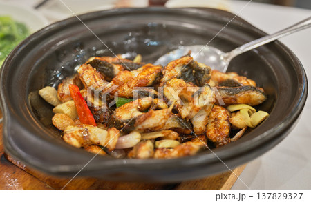 広東風のウナギ炒め(砂鍋料理) 広東風のウナギ炒め(砂鍋料理) 137829327