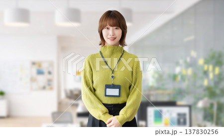 笑顔の女性・ビジネスウーマン 笑顔の女性・ビジネスウーマン 137830256