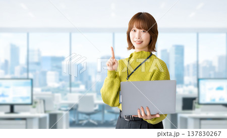 案内をする笑顔の女性・ビジネスウーマン 137830267