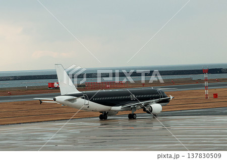 冬の静かな空港風景の北九州空港 冬の静かな空港風景の北九州空港 137830509