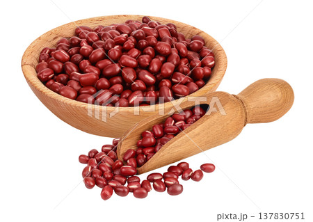 Red adzuki beans in wooden bowl and scoop isolated on white background 137830751