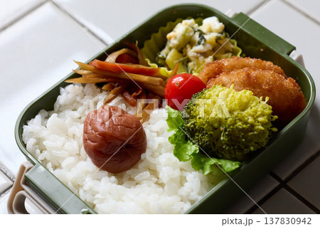 お弁当 137830942